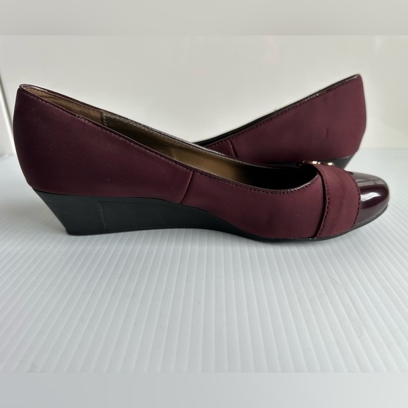 Bandolino Burgundy Wedge Size 8 Office Business Work Wear Internship - Picture 9 of 11